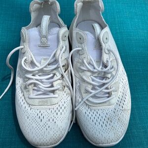 Nike size 7 Men’s white sneakers